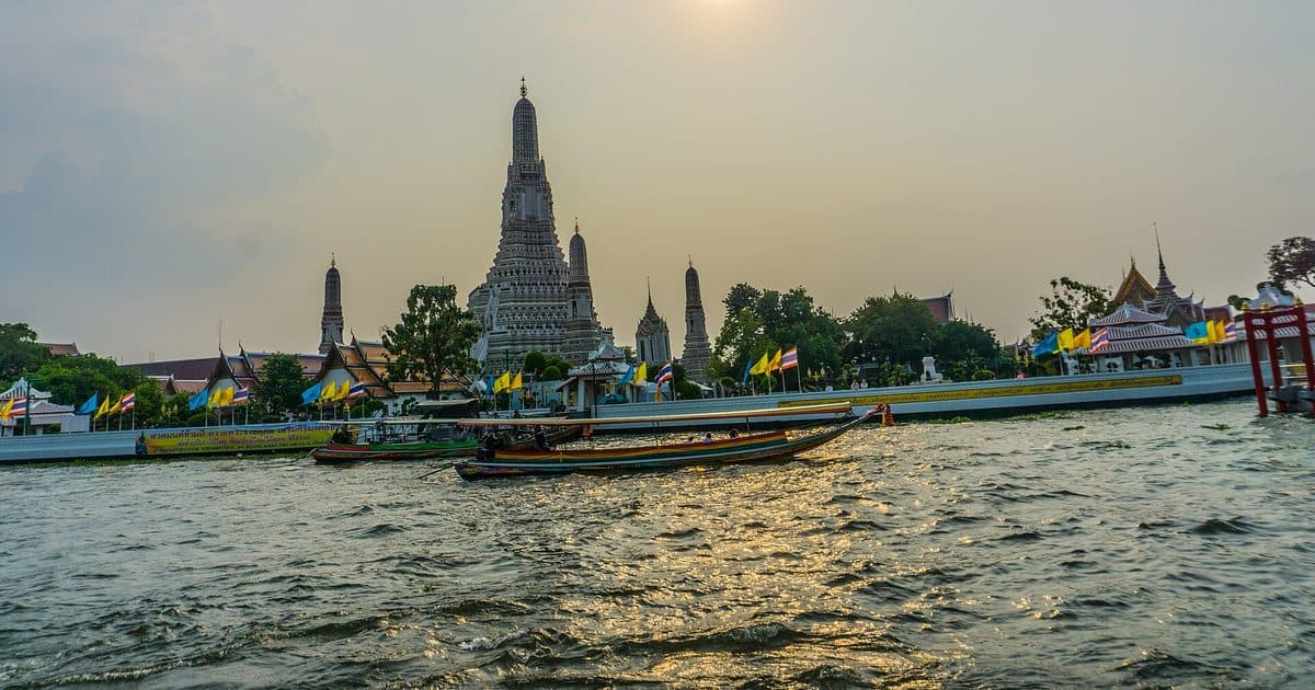 Wat Arun and a longtail boat on the Chao Phraya River in Bangkok: studying medicine in the UK from Thailand, UCAT test centres in Thailand and UK medical school entry requirements for M6, A Level and IB students